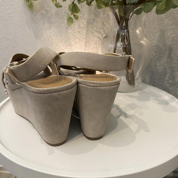 Marc Fisher Bloom Grommet Wedge Platform Sandal Tan 9.5 Like New - Picture 3 of 7